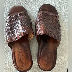 Men’s size 10 Hushpuppies sandals